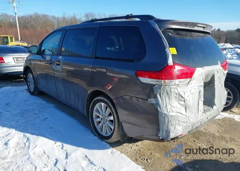 2012 Toyota Sienna Le 7 Passenger z USA, uszkodzony, nr VIN 5TDJK3DC5CS037146
